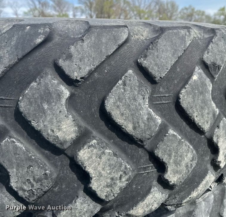 image for item EM3967 6)17.5R25 tires and wheels