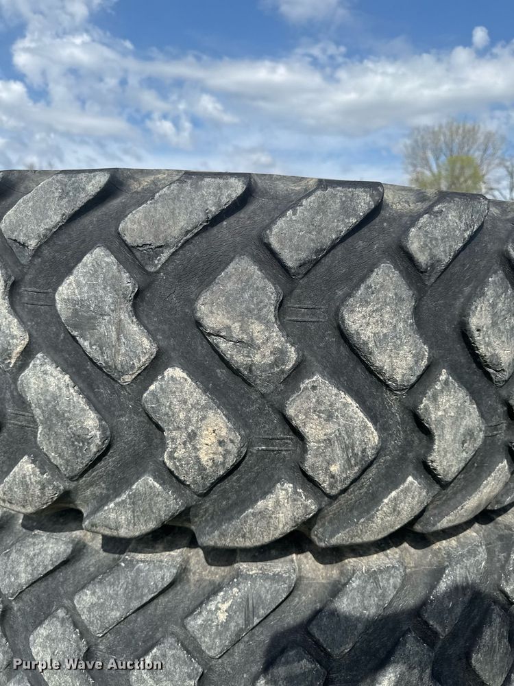 image for item EM3967 6)17.5R25 tires and wheels
