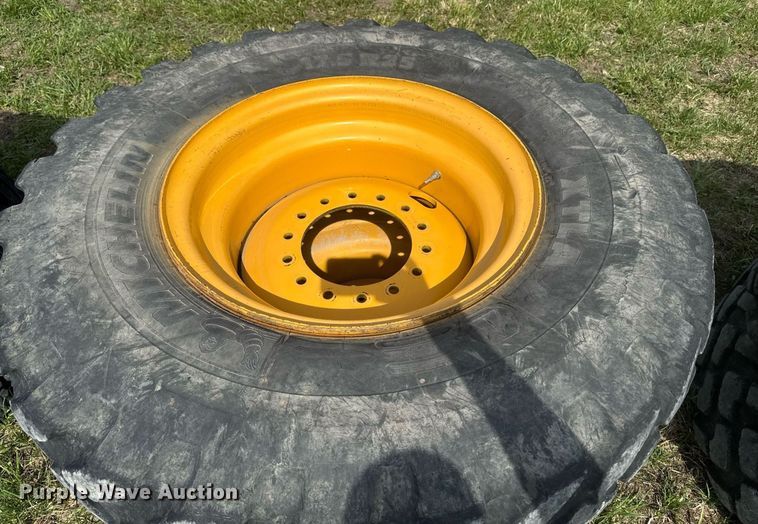 image for item EM3967 6)17.5R25 tires and wheels