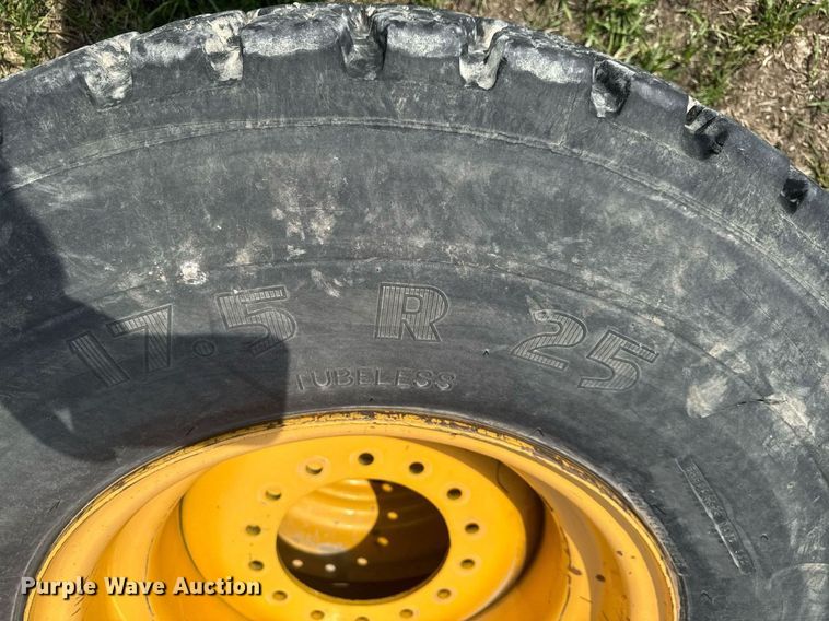 image for item EM3967 6)17.5R25 tires and wheels