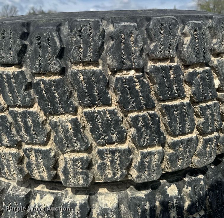 image for item EM3967 6)17.5R25 tires and wheels