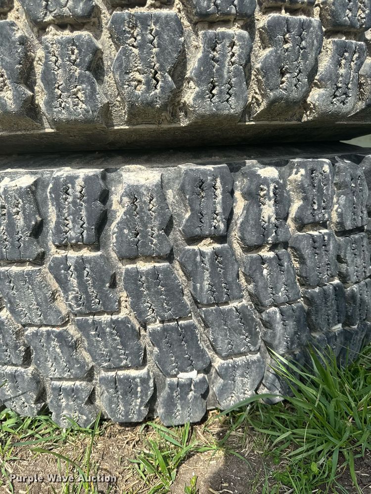 image for item EM3967 6)17.5R25 tires and wheels