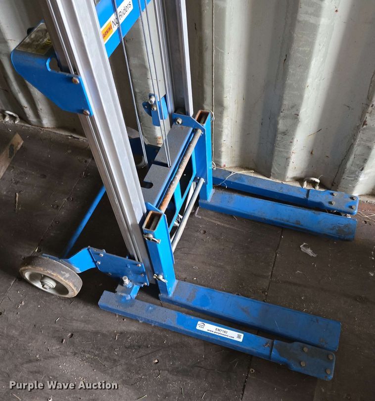 image for item EM7182 2007 Genie  GL-12 material lift