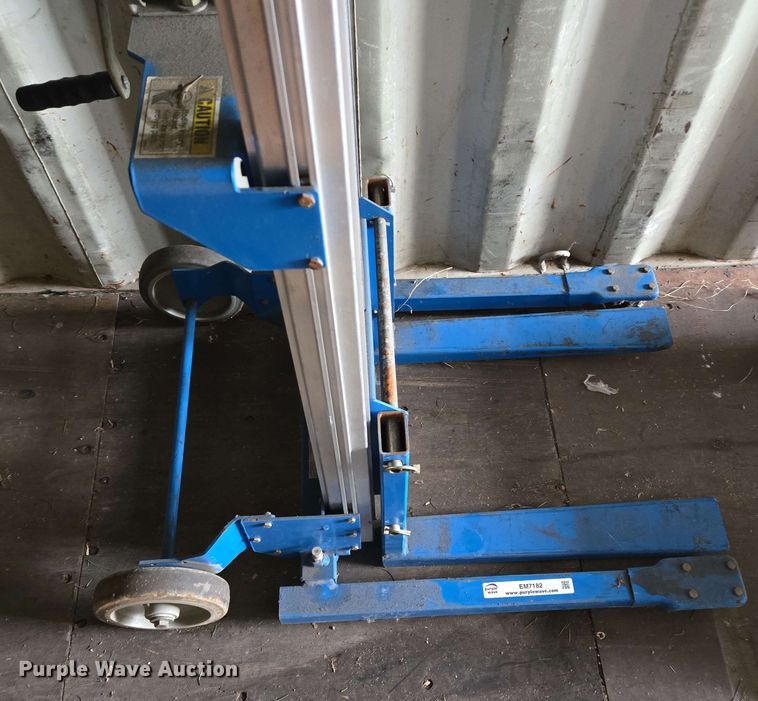 image for item EM7182 2007 Genie  GL-12 material lift