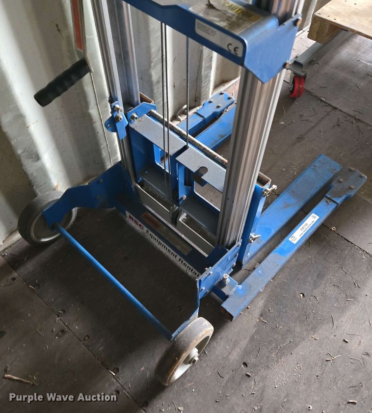 image for item EM7182 2007 Genie  GL-12 material lift