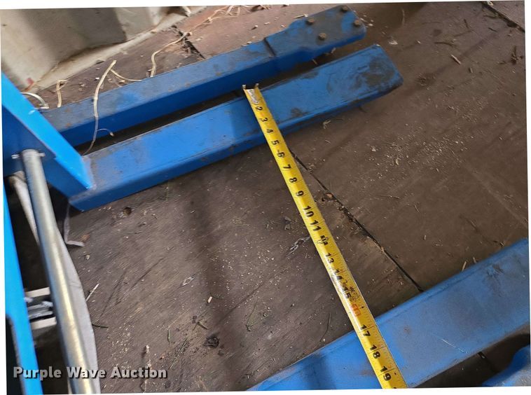 image for item EM7182 2007 Genie  GL-12 material lift