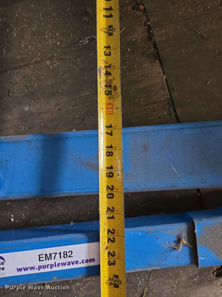 image for item EM7182 2007 Genie  GL-12 material lift