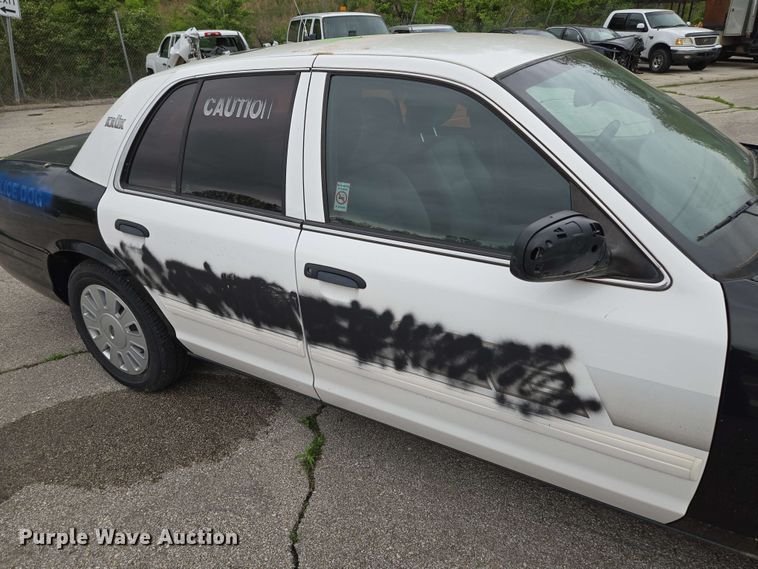 image for item EM7208 2011 Ford  Crown Victoria Police Interceptor 