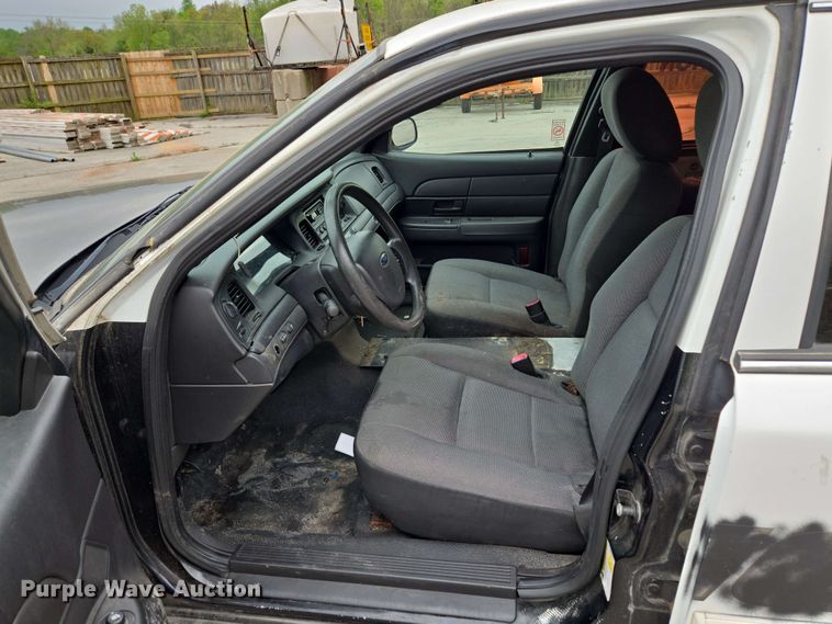 image for item EM7208 2011 Ford  Crown Victoria Police Interceptor 