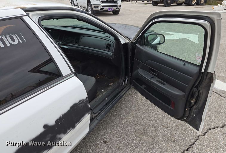 image for item EM7208 2011 Ford  Crown Victoria Police Interceptor 