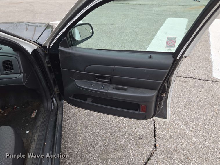 image for item EM7208 2011 Ford  Crown Victoria Police Interceptor 