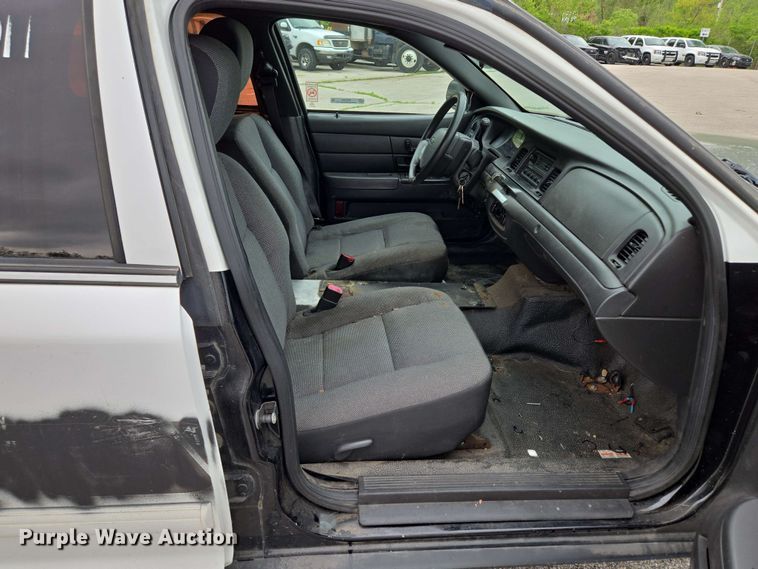 image for item EM7208 2011 Ford  Crown Victoria Police Interceptor 