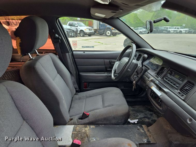image for item EM7208 2011 Ford  Crown Victoria Police Interceptor 