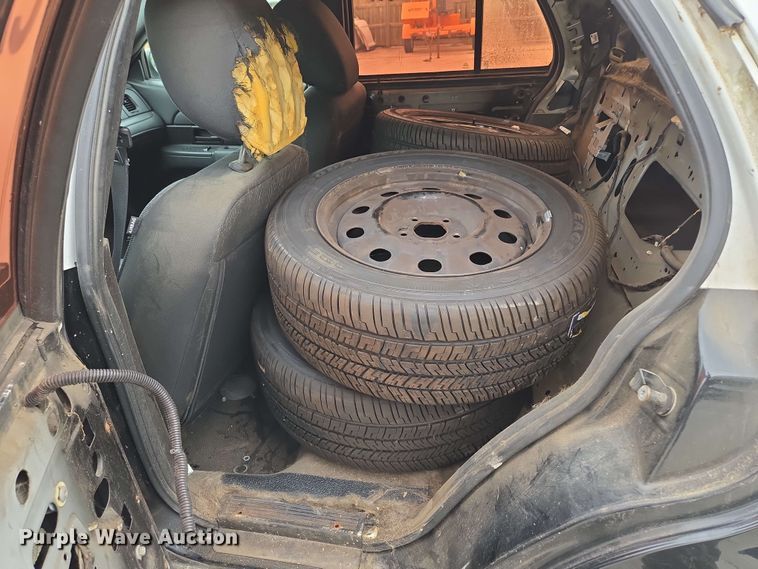 image for item EM7208 2011 Ford  Crown Victoria Police Interceptor 