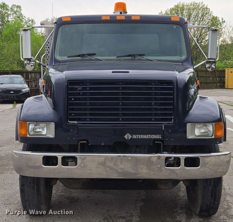 image for item EM7213 2001 International  4900 flatbed truck
