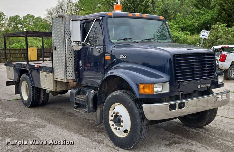 image for item EM7213 2001 International  4900 flatbed truck