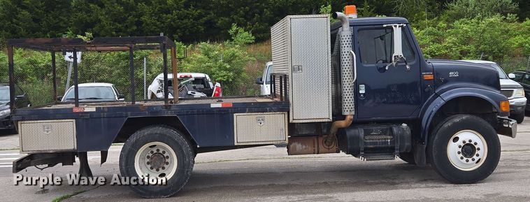 image for item EM7213 2001 International  4900 flatbed truck