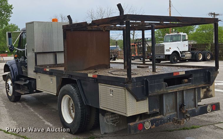 image for item EM7213 2001 International  4900 flatbed truck
