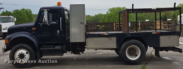 image for item EM7213 2001 International  4900 flatbed truck