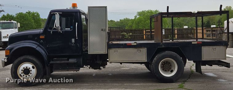 image for item EM7213 2001 International  4900 flatbed truck
