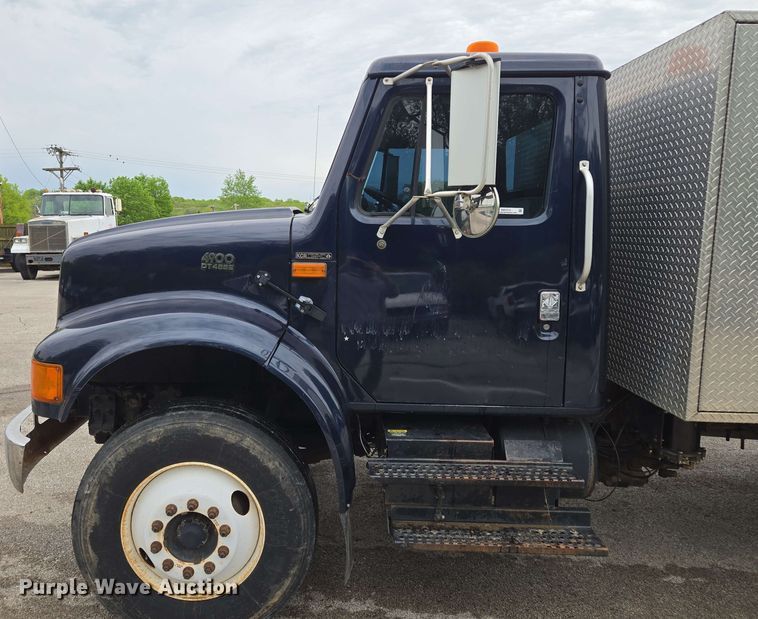 image for item EM7213 2001 International  4900 flatbed truck