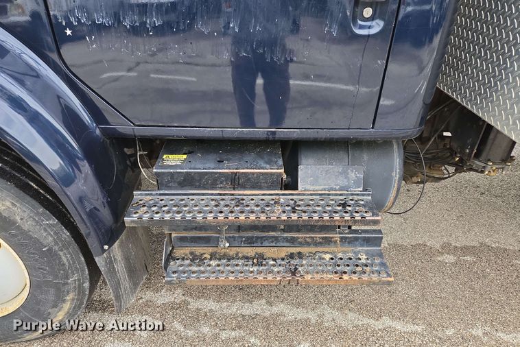 image for item EM7213 2001 International  4900 flatbed truck