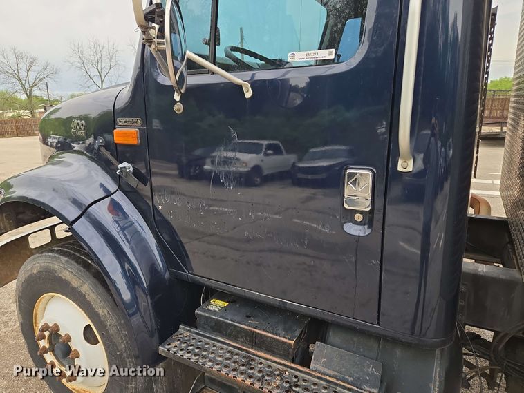 image for item EM7213 2001 International  4900 flatbed truck