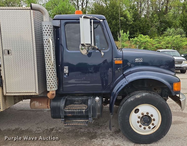 image for item EM7213 2001 International  4900 flatbed truck