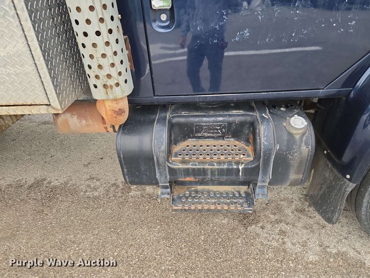 image for item EM7213 2001 International  4900 flatbed truck