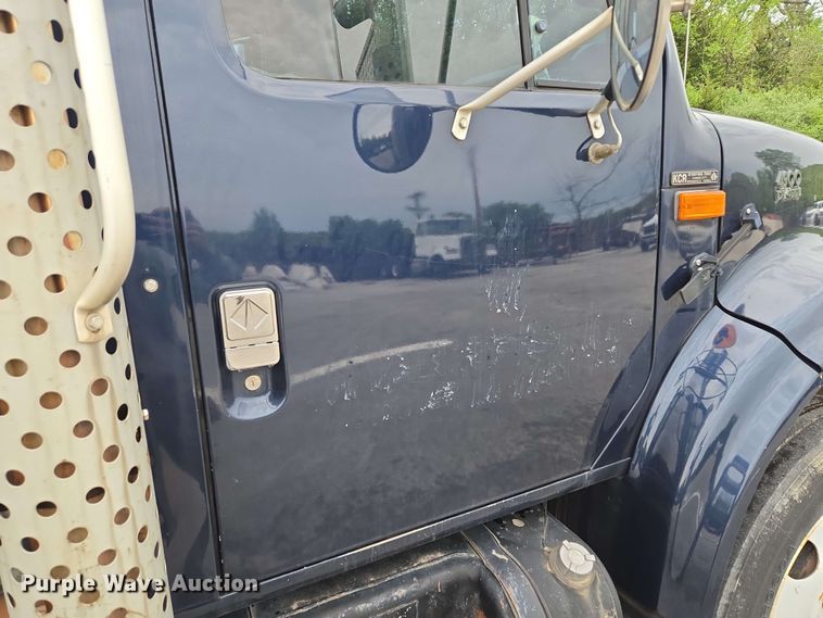 image for item EM7213 2001 International  4900 flatbed truck