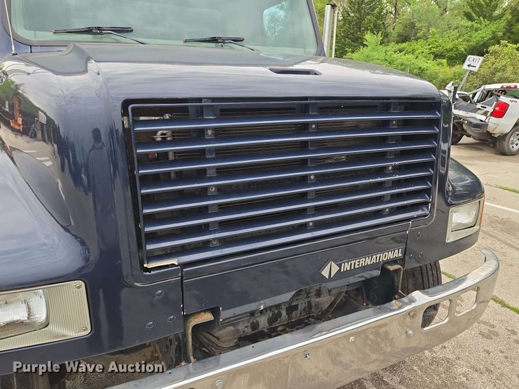 image for item EM7213 2001 International  4900 flatbed truck