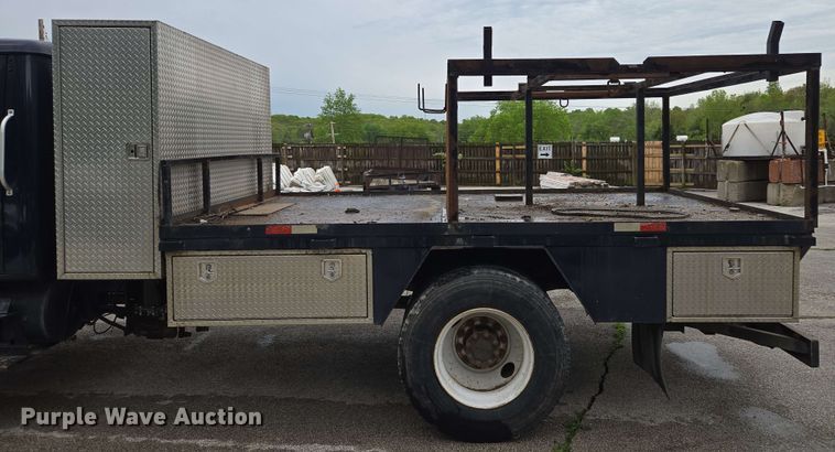 image for item EM7213 2001 International  4900 flatbed truck