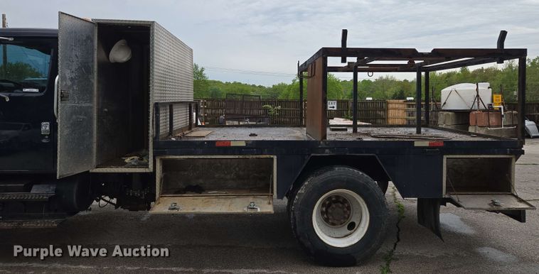 image for item EM7213 2001 International  4900 flatbed truck