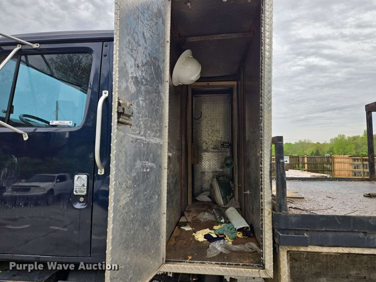 image for item EM7213 2001 International  4900 flatbed truck