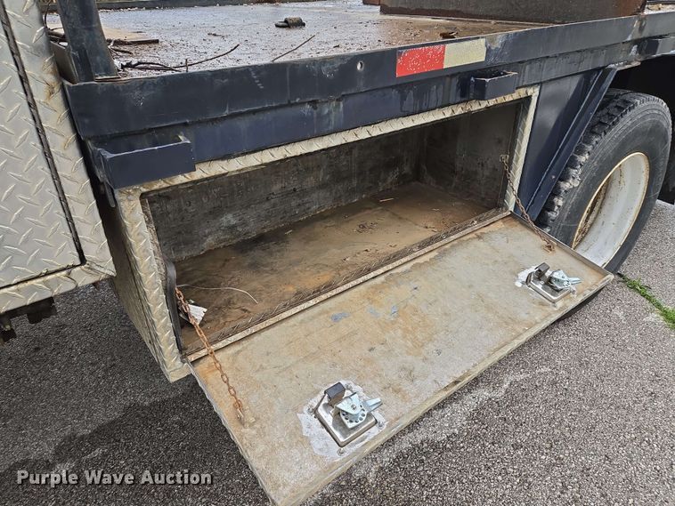 image for item EM7213 2001 International  4900 flatbed truck