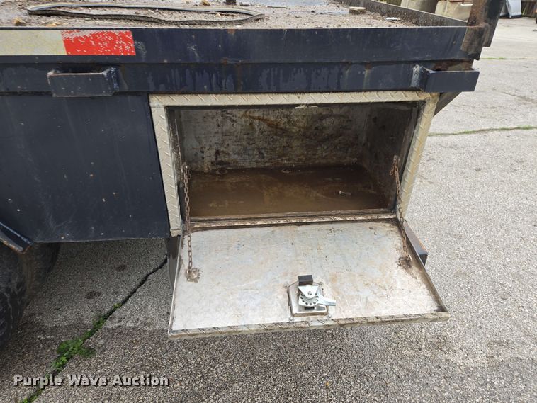 image for item EM7213 2001 International  4900 flatbed truck