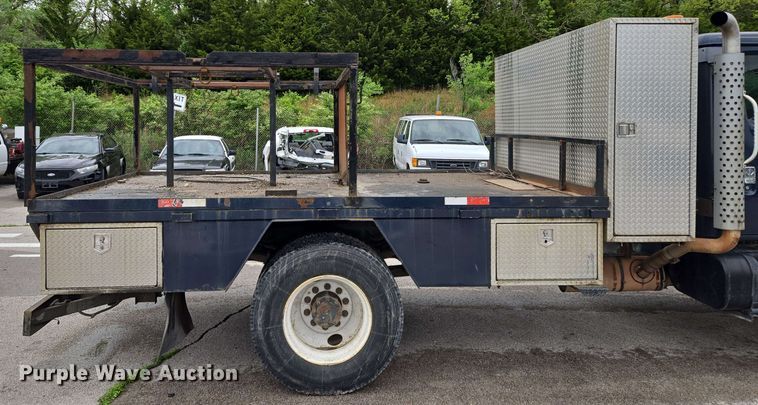 image for item EM7213 2001 International  4900 flatbed truck