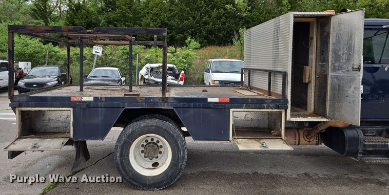 image for item EM7213 2001 International  4900 flatbed truck