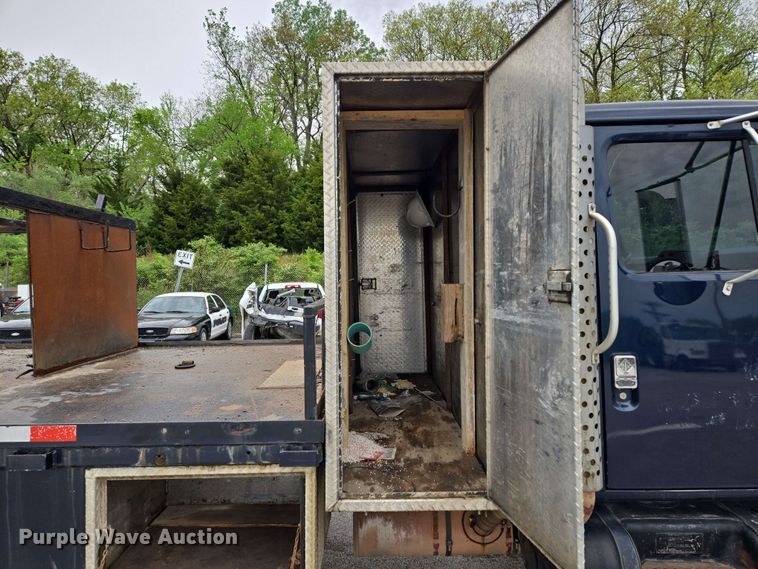 image for item EM7213 2001 International  4900 flatbed truck