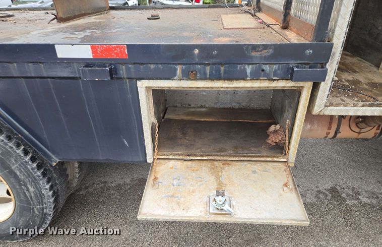 image for item EM7213 2001 International  4900 flatbed truck