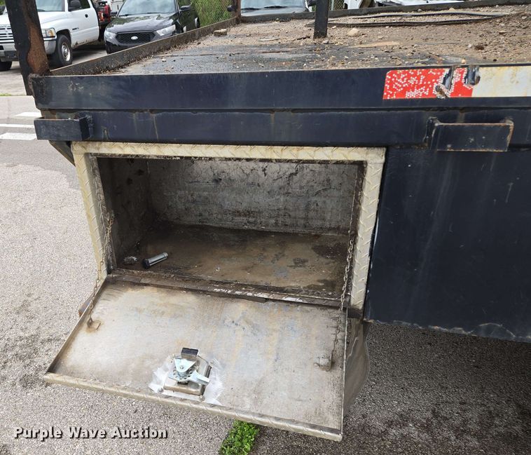 image for item EM7213 2001 International  4900 flatbed truck