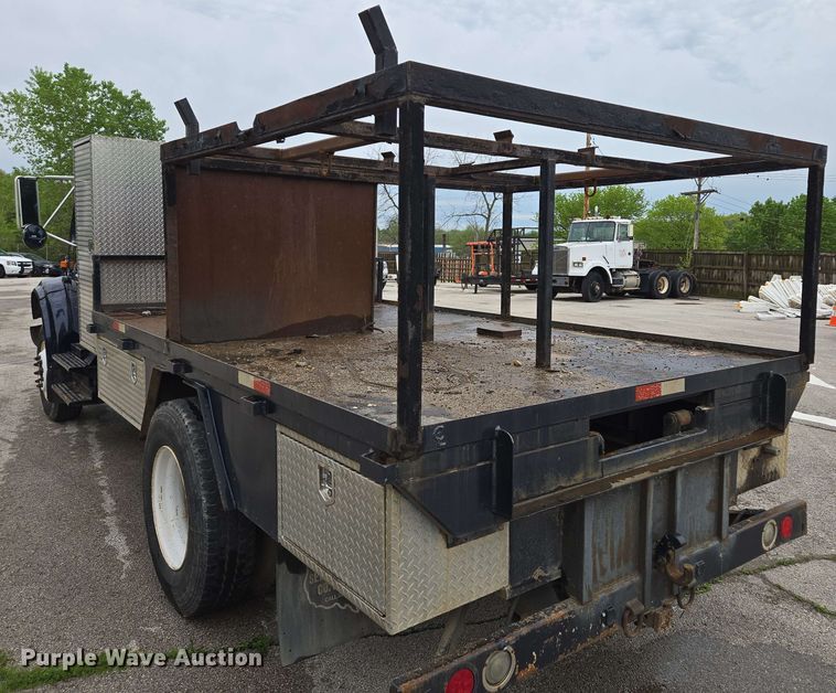 image for item EM7213 2001 International  4900 flatbed truck