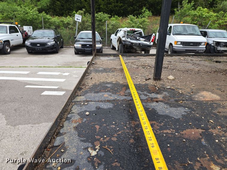 image for item EM7213 2001 International  4900 flatbed truck