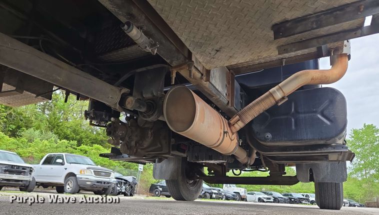 image for item EM7213 2001 International  4900 flatbed truck