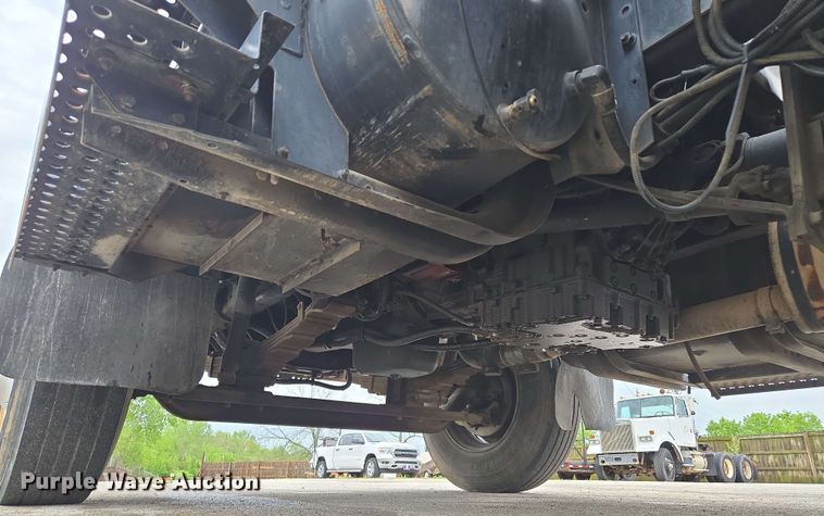 image for item EM7213 2001 International  4900 flatbed truck