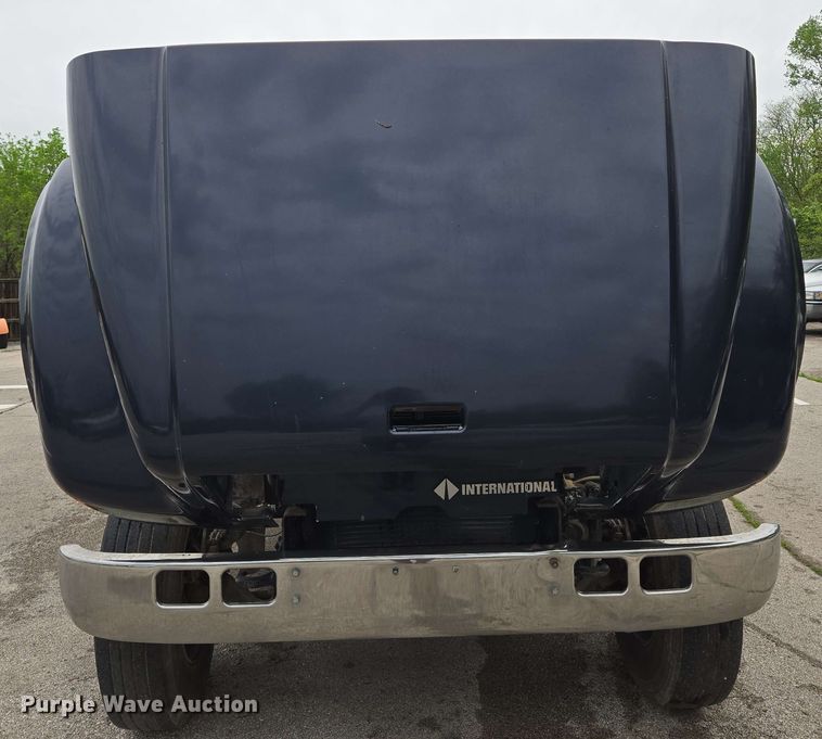 image for item EM7213 2001 International  4900 flatbed truck