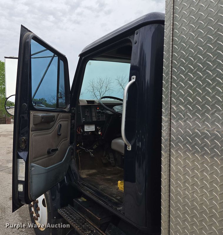 image for item EM7213 2001 International  4900 flatbed truck