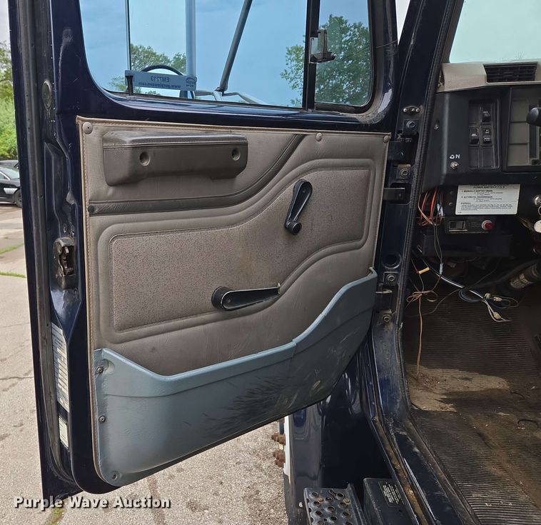 image for item EM7213 2001 International  4900 flatbed truck