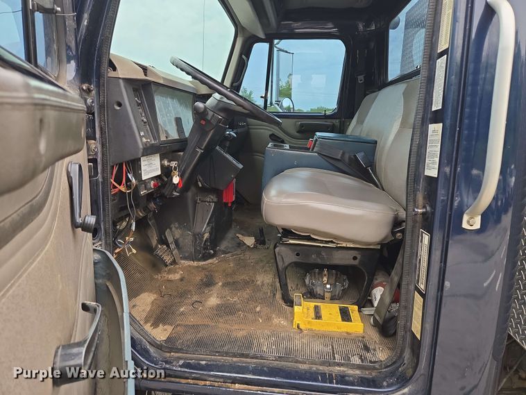 image for item EM7213 2001 International  4900 flatbed truck