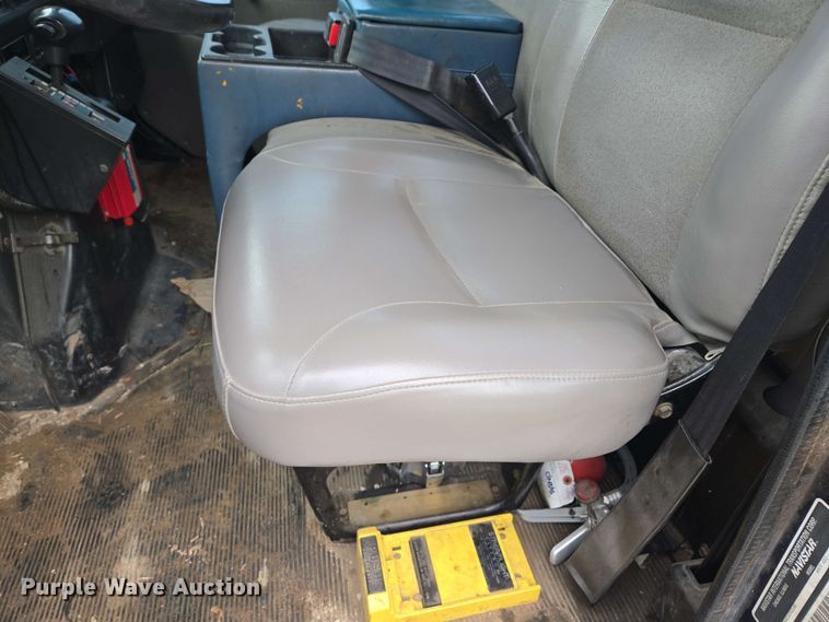 image for item EM7213 2001 International  4900 flatbed truck